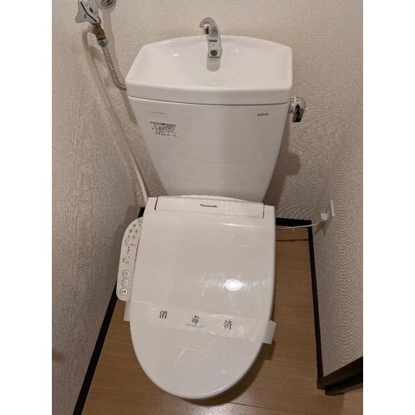 温水洗浄便座付きのトイレ