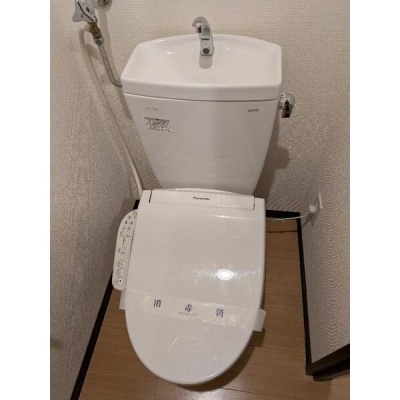 温水洗浄便座付きのトイレ