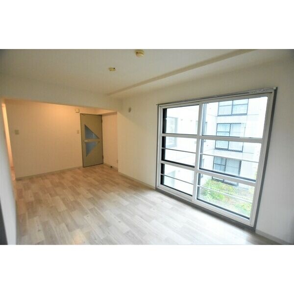 LDK。窓から明るさを取り込める居住空間です。