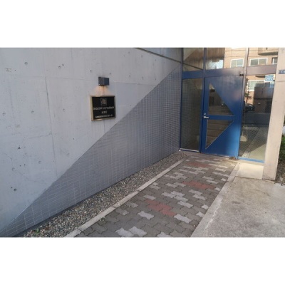 建物エントランスと玄関前のアプローチです。