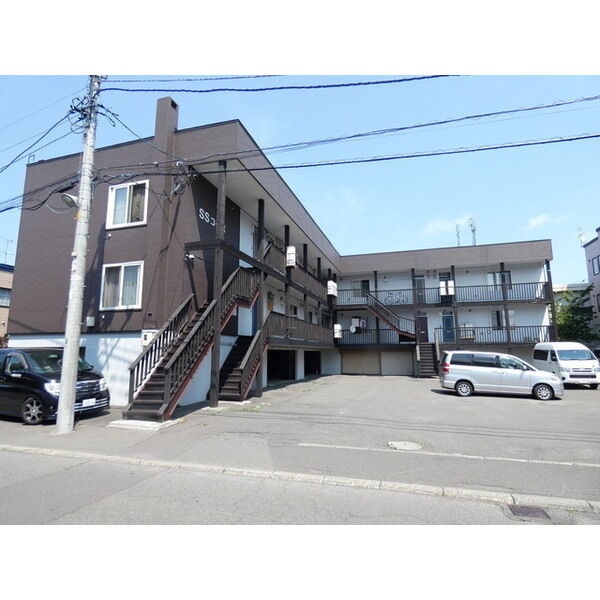 南向き・3階建のSSコーポ。敷地内駐車場があります。