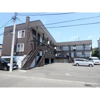 南向き・3階建のSSコーポ。敷地内駐車場があります。