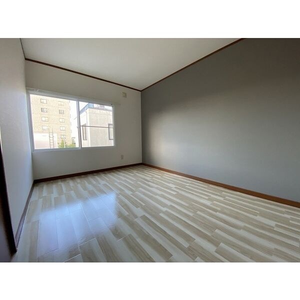 木目調の床と落ち着いた建具の洋室。