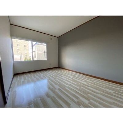 木目調の床と落ち着いた建具の洋室。