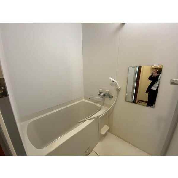 バス・トイレ別。シャワーと鏡を備えた浴室です。