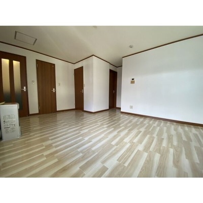 LDKの収納と洋室への動線。