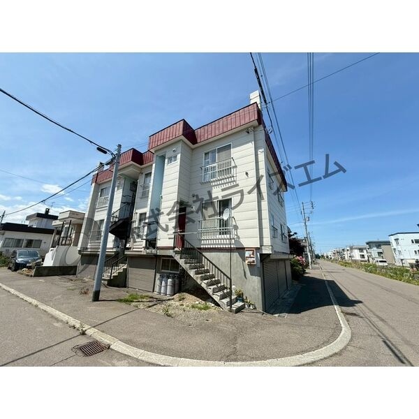 全６戸・３階建ての建物外観