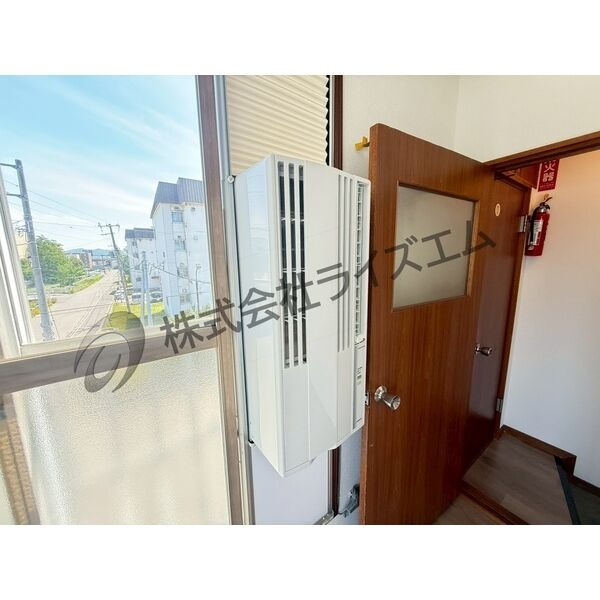居間の窓と冷房設備