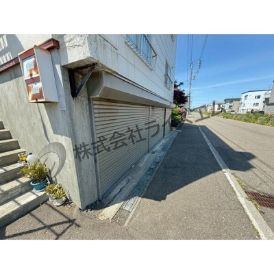 車庫と建物まわり