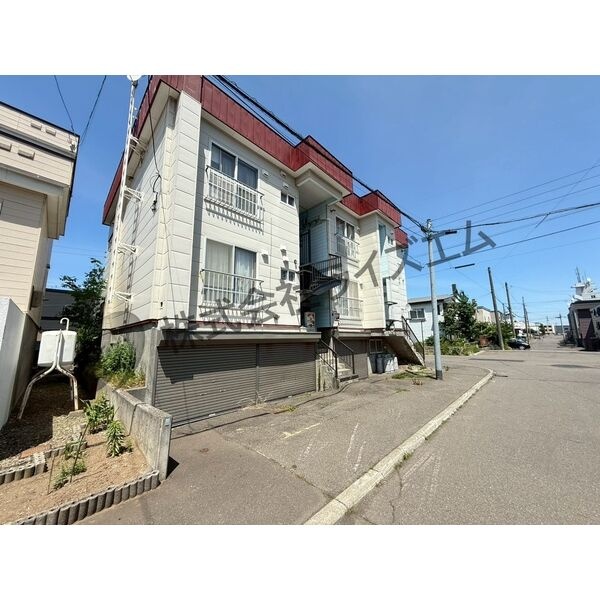 別の角度から見た建物外観