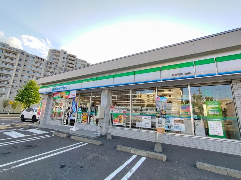 ファミリーマート札幌発寒7条店の外観