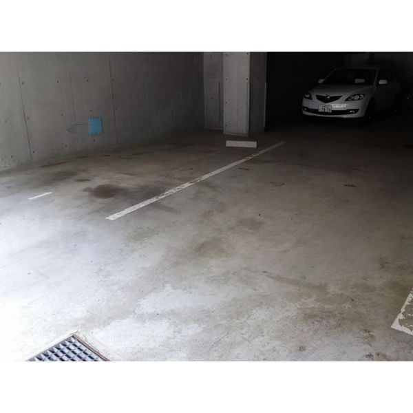敷地内ピロティ駐車場