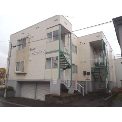 車庫のある3階建アパートの外観