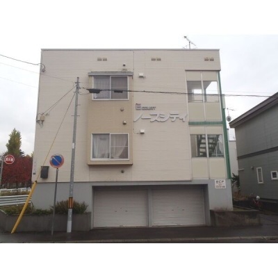 建物正面と車庫の外観