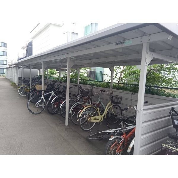 屋根付きの共用駐輪場