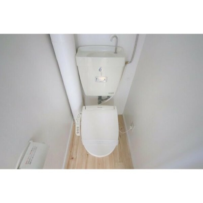 温水洗浄便座付きのトイレ