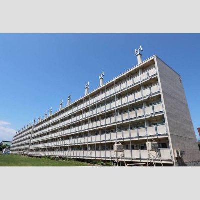 南東側にバルコニーが並ぶ鉄筋コンクリート造5階建ての外観。