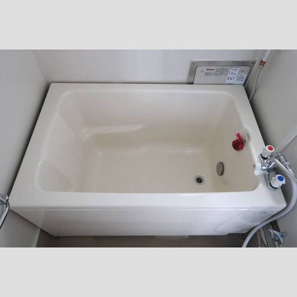 追い焚き・お湯張り機能を備えた浴室。バス・トイレは別々です。