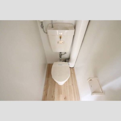 浴室から独立したトイレ。手洗い付きタンクを備えています。