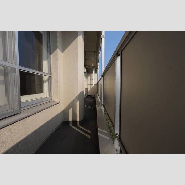南東向きのバルコニー。室内から出入りできます。
