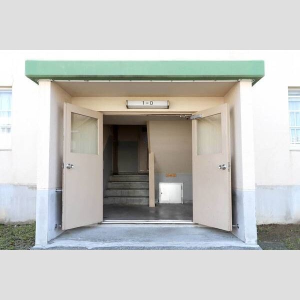 2号棟の共用出入口。室内へつながる階段があります。