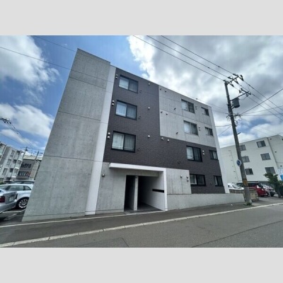 2021年築。都市ガスの鉄筋コンクリート造4階建マンション