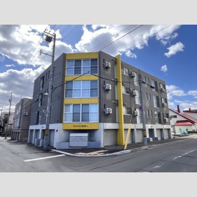 鉄筋コンクリート造4階建ての建物外観