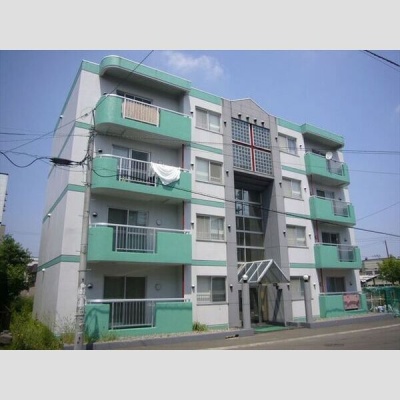 南西側から見た建物外観