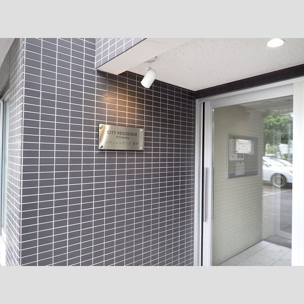 建物名表示のある共用エントランス