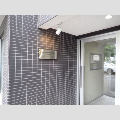 建物名表示のある共用エントランス