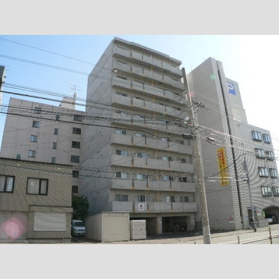 鉄筋コンクリート造10階建てのwillDo北24条。バルコニーを備えた外観です。