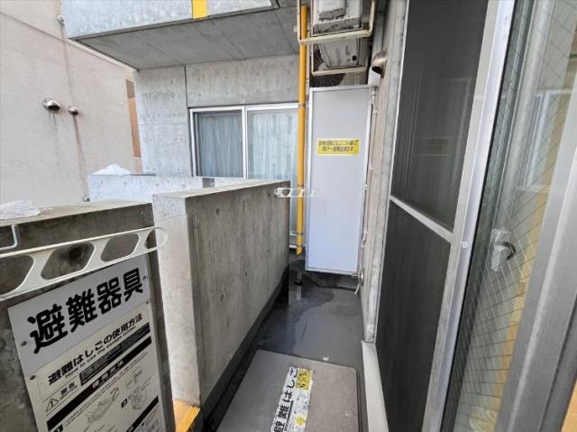 バルコニー付き。室内から外へ出られるスペースです。