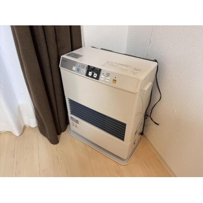 リビングに灯油FF暖房を備えています。
