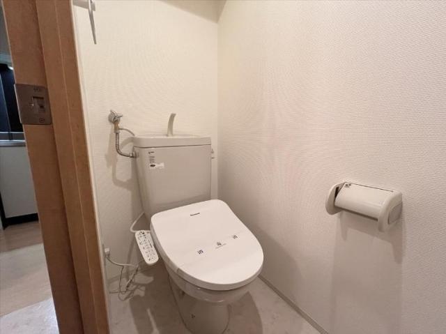 温水洗浄便座を備えた独立したトイレです。