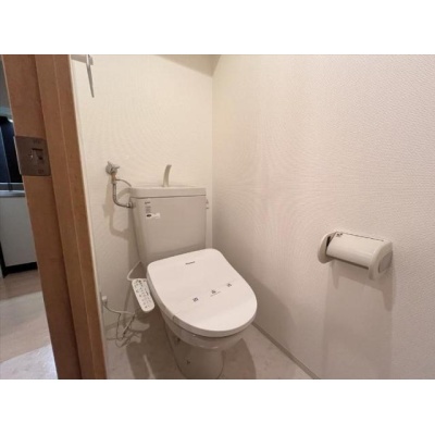 温水洗浄便座を備えた独立したトイレです。
