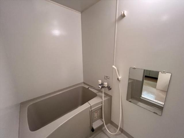 バス・トイレ別。浴槽とシャワーを備えた浴室です。