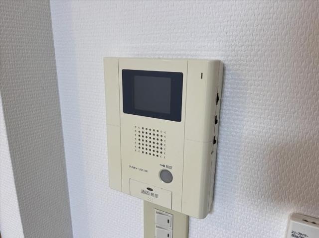 来訪者の顔を確認できるモニター付きインターホン。