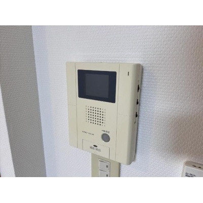来訪者の顔を確認できるモニター付きインターホン。