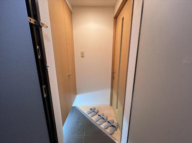 玄関から室内へ続く廊下。居室との空間を分けられます。