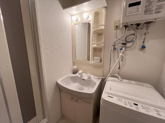 シャワー付き独立洗面台と室内洗濯機置場。家電は設置イメージです。