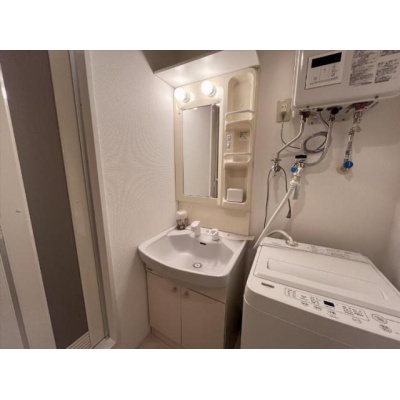 シャワー付き独立洗面台と室内洗濯機置場。家電は設置イメージです。