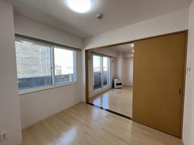 5.1帖の洋室。引き戸を開けてリビングとつなげて使えます。