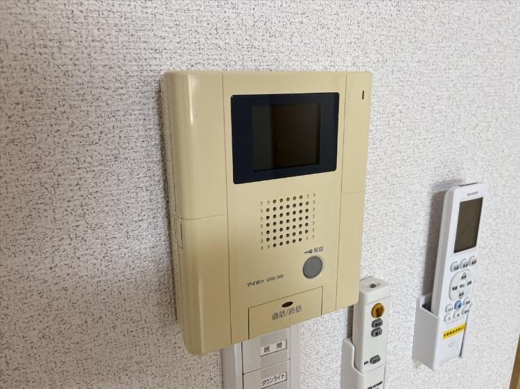 来訪者の顔を確認できるモニター付きインターホン。