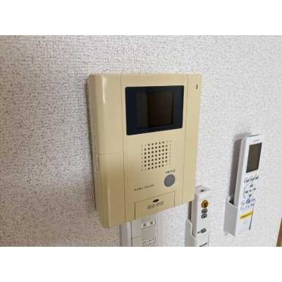 来訪者の顔を確認できるモニター付きインターホン。