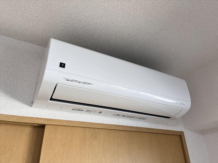 暑い季節の室温調整に便利なエアコンを備えています。