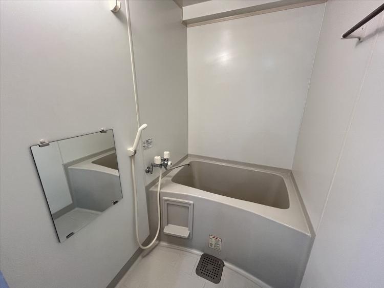 バス・トイレ別。浴槽とシャワーを備えた浴室です。