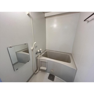 バス・トイレ別。浴槽とシャワーを備えた浴室です。