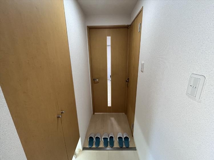 玄関から室内へ続く廊下。居室との空間を分けられます。