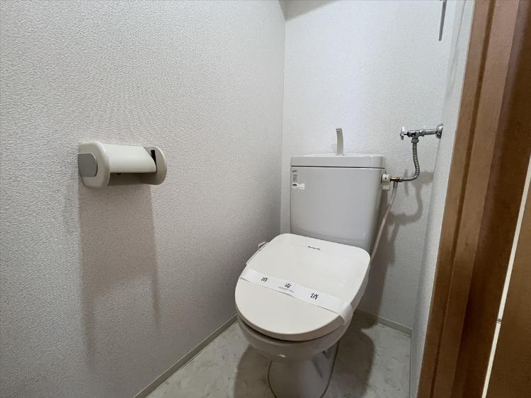 温水洗浄便座を備えた独立したトイレです。