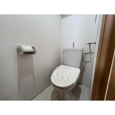 温水洗浄便座を備えた独立したトイレです。